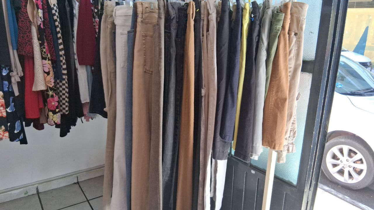 Rack de jeans y pantalones