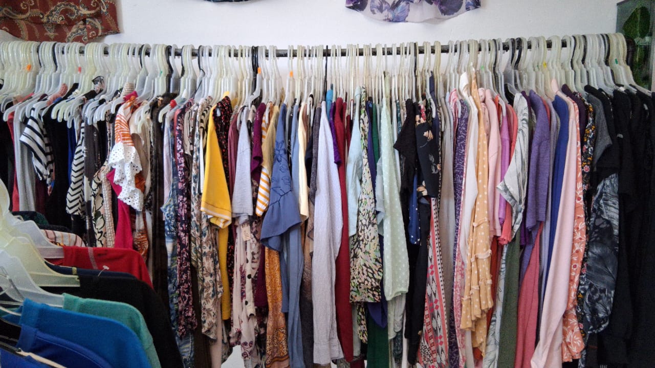 Rack de vestidos y blusas de colores